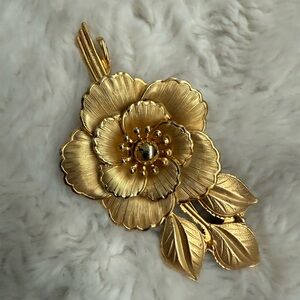 Elegant Gold Floral Brooch